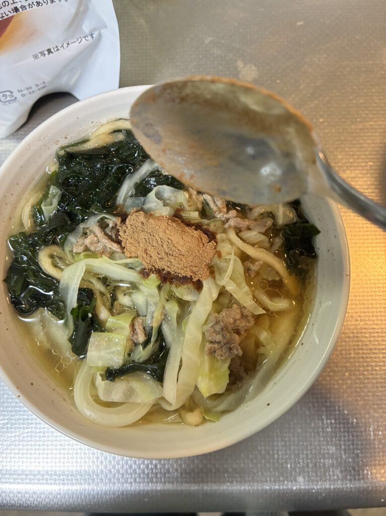 玉ねぎの皮パウダーをみそ汁に入れる