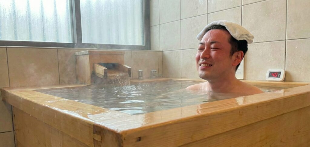 適温のお湯につかる男性